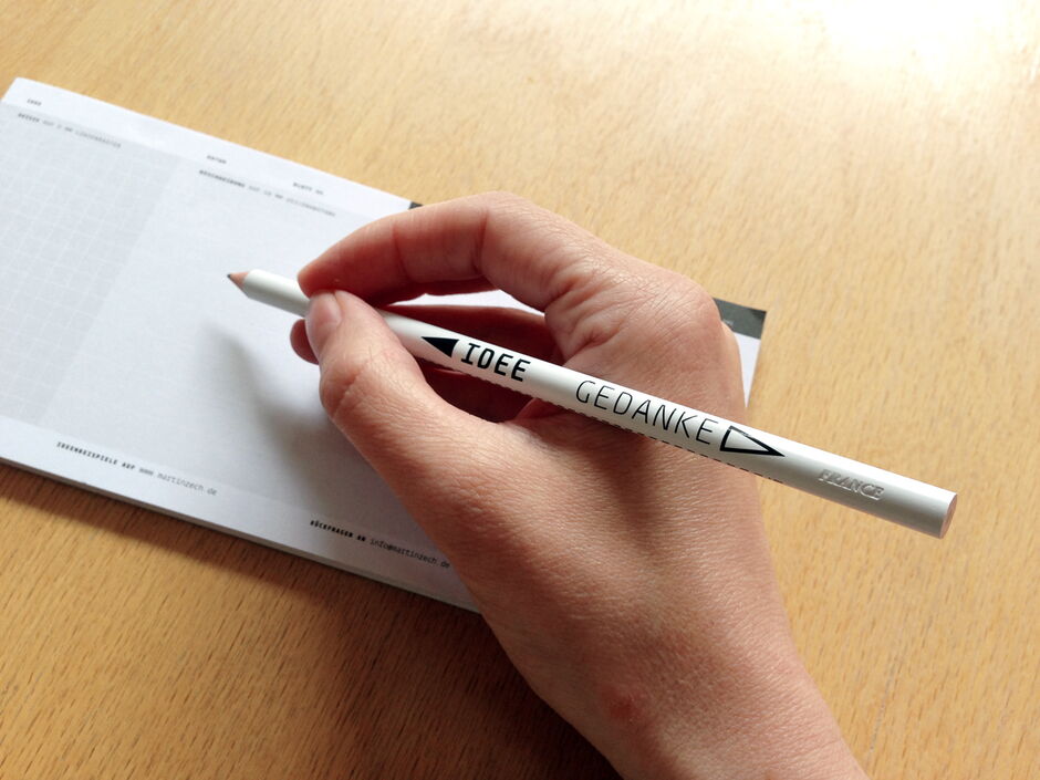 bleistift aus kunstharz, holzfrei, zu 54% aus recyceltem material diese entwürfe von martin zech design sind ohne auftraggeber entstanden und in kleinen exklusiven auflagen erhältlich.