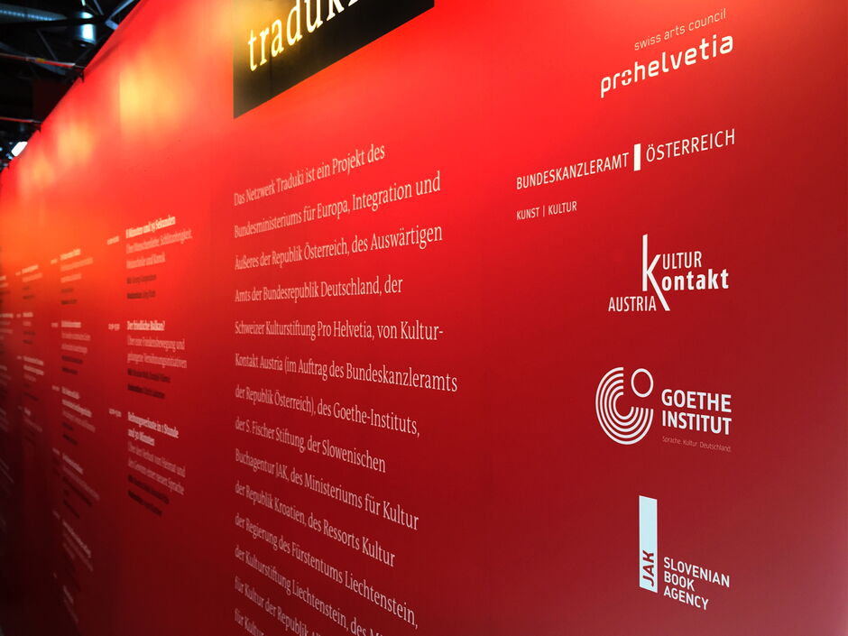 martin_zech_design_projekt_design_traduki_messestand_leipziger_buchmesse_2017_programmwand
