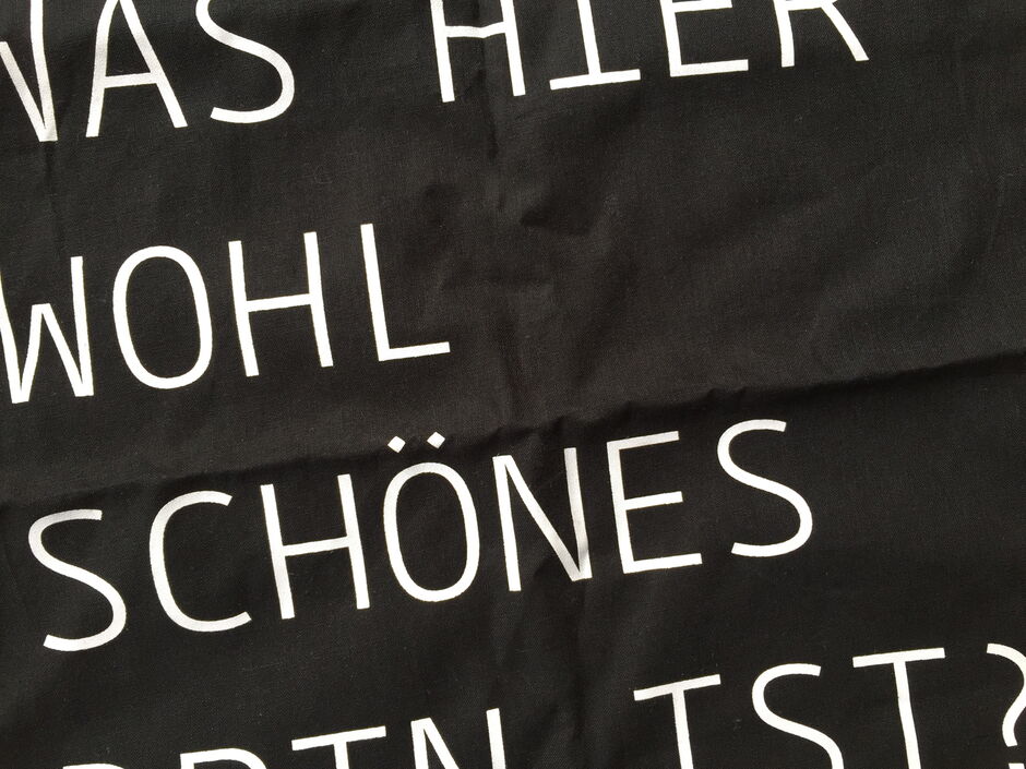 tragetasche, 100% schwarze baumwolle, weisser siebdruck, ca. 120g, 380x420 mm, extra langer henkel. diese entwürfe von martin zech design sind ohne auftraggeber entstanden und in kleinen exklusiven auflagen erhältlich.